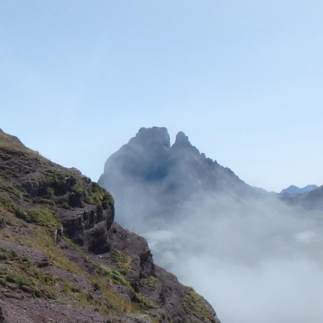 Au-dessus du col d’Ayous, le pic du Midi d’Ossau et ses laves datant d’environ 275 millions d’années…émerge d’une mer de nuages (Pyrénées béarnaises)