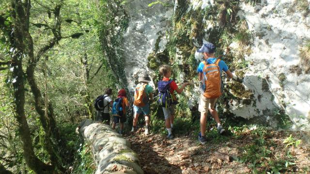 Passage en mini-via ferrata sur un escarpement de calcaire à rudistes (vallée d'Aspe - Pyrénées béarnaises)