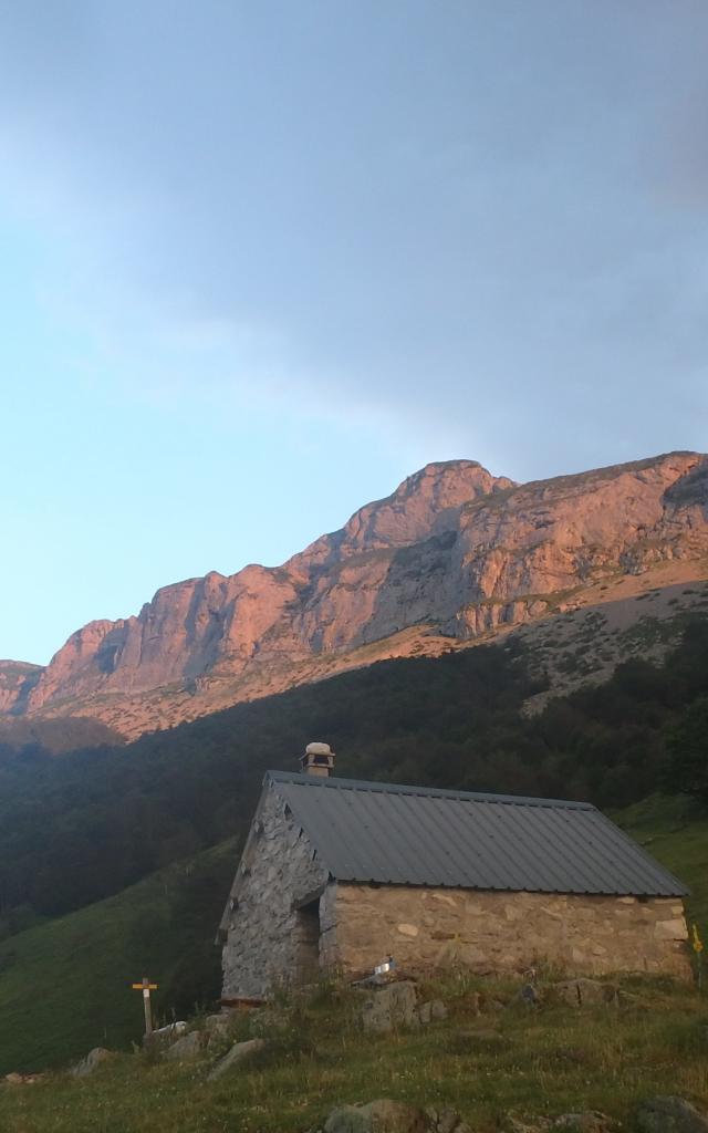 Lever de soleil sur la cabane de Boué. Au fond, éclairé, le Mailh d’Eygarry, point culminant du treck (vallée d'Aspe - Béarn Pyrénées)