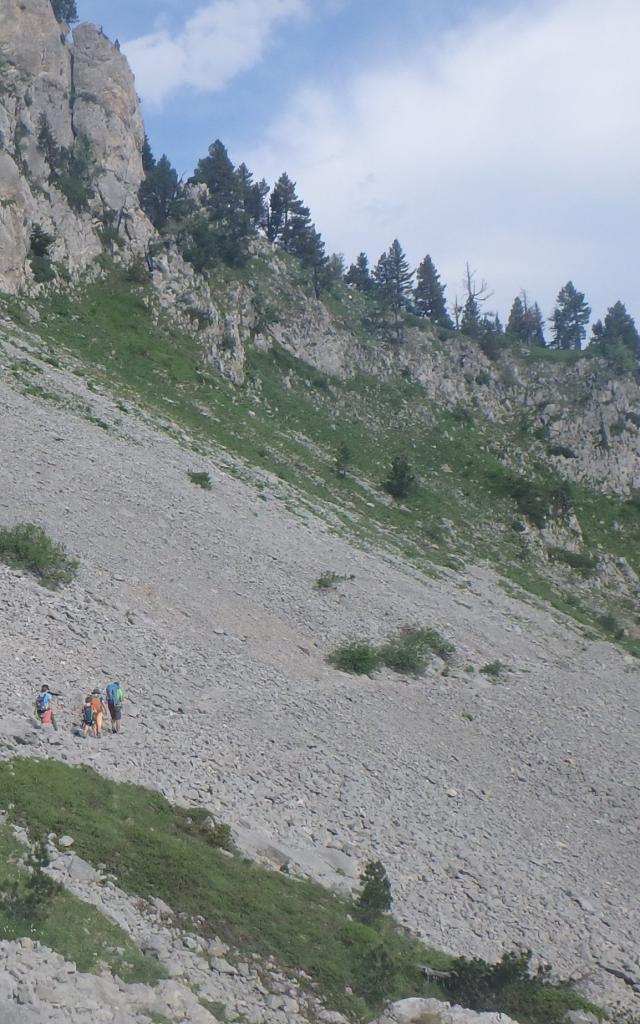Le petit groupe progresse prudemment sur les éboulis calcaires du « Plat à barbe », mythique dans le vallon de Bedous (Vallée d'Aspe - Pyrénées béarnaises)