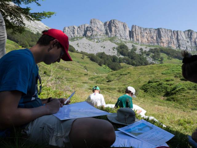 Même les enfants dessinent la falaise calcaire! (Orgues de Camplong - Aspe en Pyrénées béarnaises)
