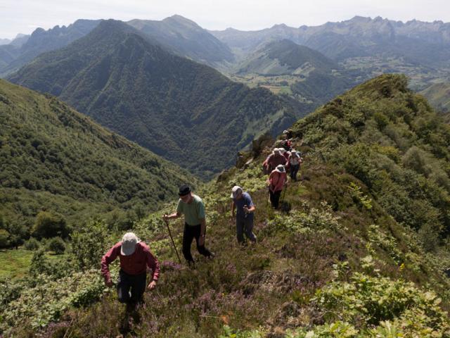 Les géo randonneurs sur la crête (Aspe-Pyrénées béarnaises)