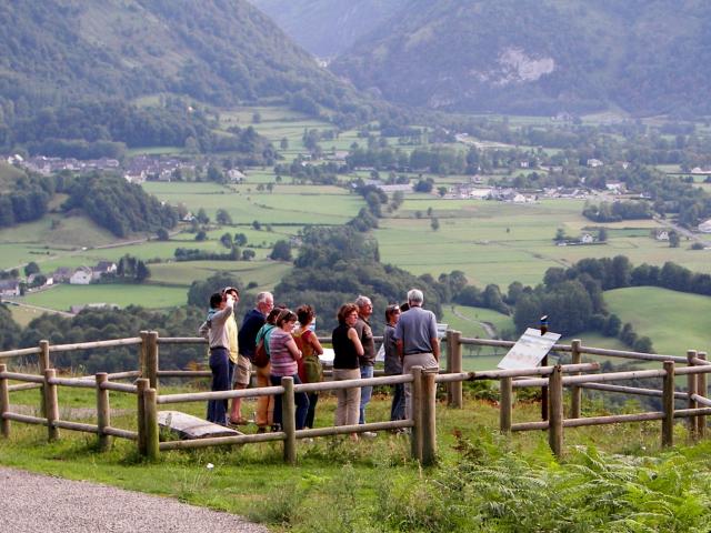 La table d’orientation de Bedous et les panneaux de la route géologique Aspe-Haut Aragon (Pyrénées béarnaises)