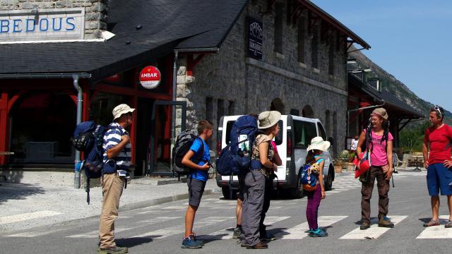 Accueil et départ du minitreck en boucle, à la gare de Bedous (Pau-Canfranc), avec guide géologue et accompagnateur en montagne (vallée d'Aspe)