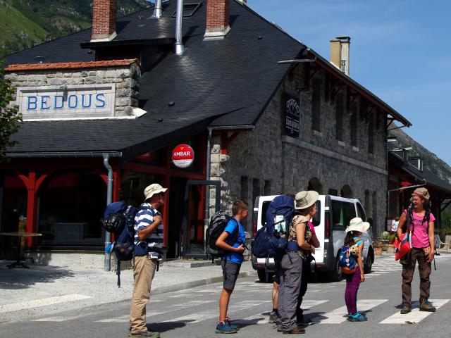 Accueil et départ du minitreck en boucle, à la gare de Bedous (Pau-Canfranc), avec guide géologue et accompagnateur en montagne (vallée d'Aspe)