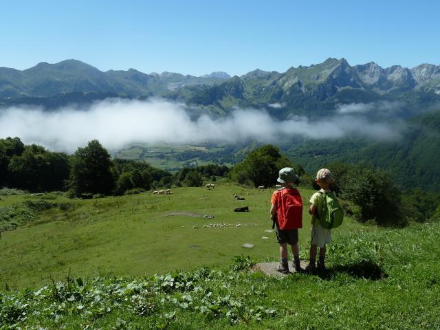 Départ matinal du refuge de l’Abérouat : perplexité (rêves ?) de futurs montagnards devant une mer de nuages s’effilochant (vallée d'Aspe).