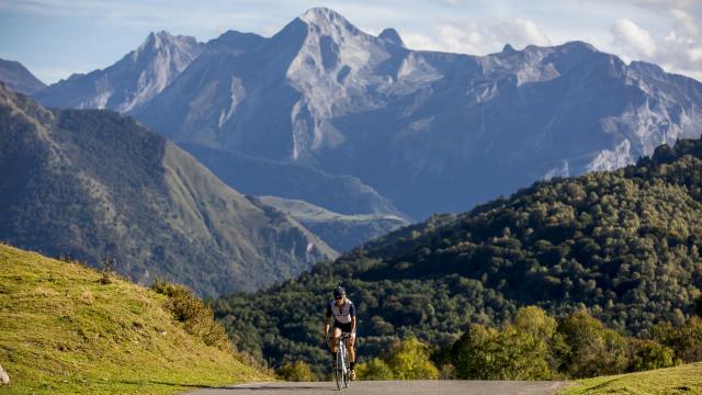 Camille Deligny sur la route des cols mythiques du Tour de France (Pyrénées béarnaises)
