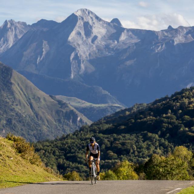 Camille Deligny sur la route des cols mythiques du Tour de France (Pyrénées béarnaises)