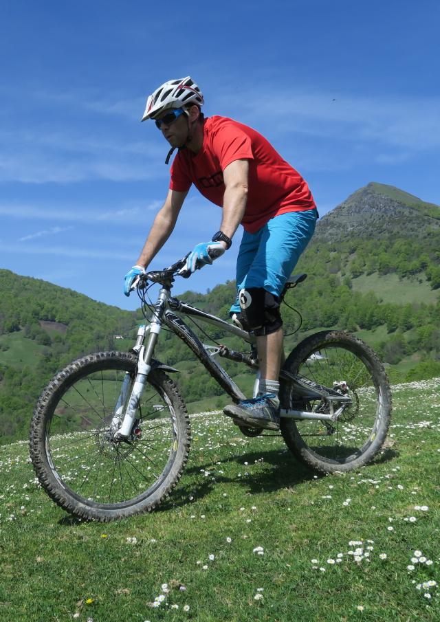 Ciclista en bicicleta de montaña
