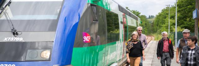 Descente du train en gare de Buzy : prêts pour rejoindre les itinéraires du GéoTrain à proximité d’Arudy et au-delà ! (Béarn, Pyrénées)