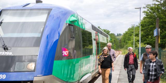 Descente du train en gare de Buzy : prêts pour rejoindre les itinéraires du GéoTrain à proximité d’Arudy et au-delà ! (Béarn, Pyrénées)