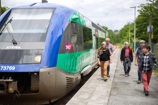 Descente du train en gare de Buzy : prêts pour rejoindre les itinéraires du GéoTrain à proximité d’Arudy et au-delà ! (Béarn, Pyrénées)