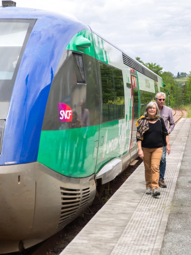 Descente du train en gare de Buzy : prêts pour rejoindre les itinéraires du GéoTrain à proximité d’Arudy et au-delà ! (Béarn, Pyrénées)