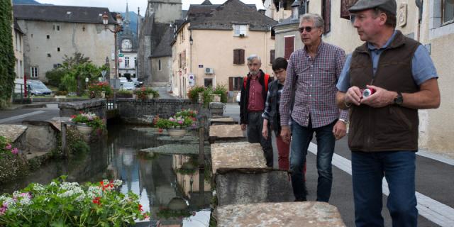 Canal creusé au XIV° siècle, dérivation du gave pour les abreuvoirs, lavoirs, moulins à grain et utilisé pour y faire tremper les cuirs des tanneries jusqu’en 1894. Les dalles sont en grès, roche massive et dure (Béarn Pyrénées).