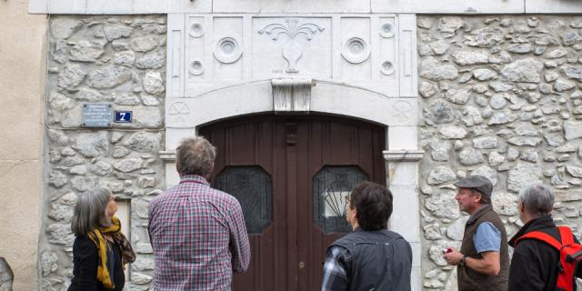 Une des maisons anciennes d’Arudy. La porte est surmontée d’une dalle sculptée dans du marbre blanc provenant d’une carrière située à Louvie Soubiron, dans des calcaires du Dévonien (410 millions d’années). Béarn-Pyrénées.