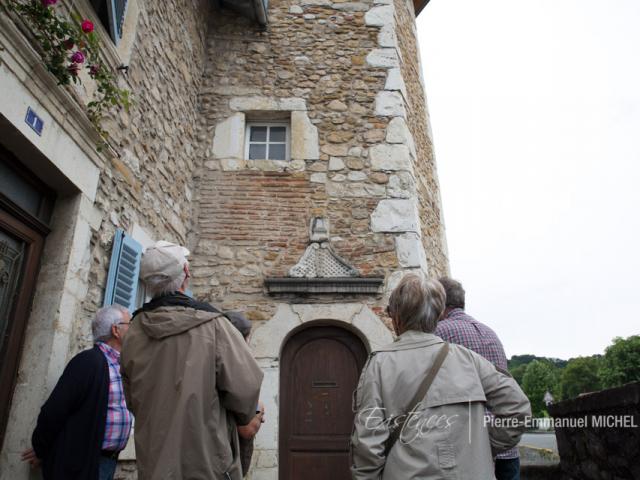 Bastide de Gan : la tour de la maison dite de Jeanne d’Albret (morte en 1572), construite par le marchand Guillaume d’Andoins, est datée de 1593. Les pierres d’angles sont en calcaire de Lasseube (Béarn, Pyrénées).