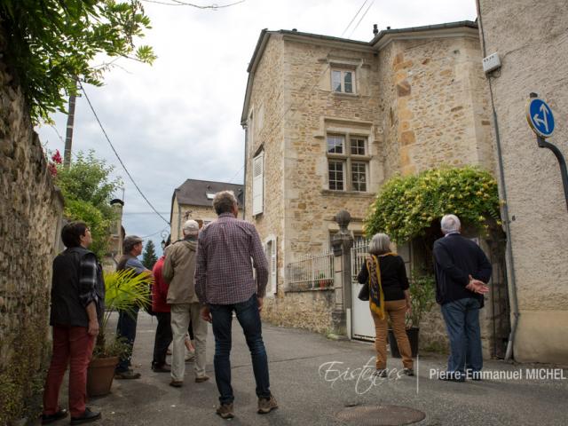 Au détour des rues de la bastide de Gan, on découvre la maison d’Arrac (1542). Construite dans un style bien différent, 200 ans plus tard avec les mêmes matériaux locaux. La tour a été tronquée au XXe siècle (Béarn Pyrénées)