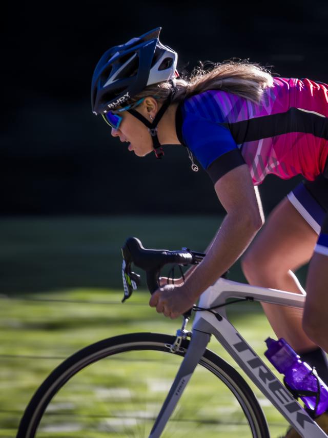 Vélo sur les routes des cols des Pyrénées Béarnaises, cycliste Camille Deligny