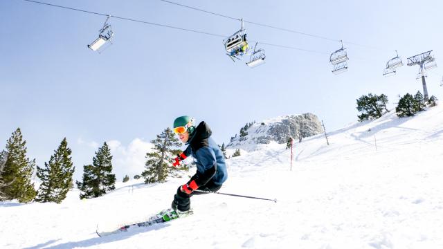 Skieur en descente sous les télésièges à la station de la Pierre Saint-Martin, Pyrénées Béarnaises (neige)