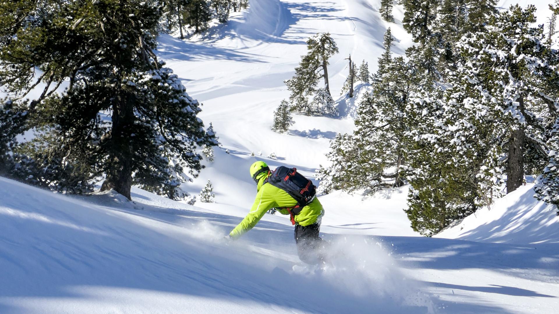 Snowborarder desciende una pista en la Pierre Saint-Martin