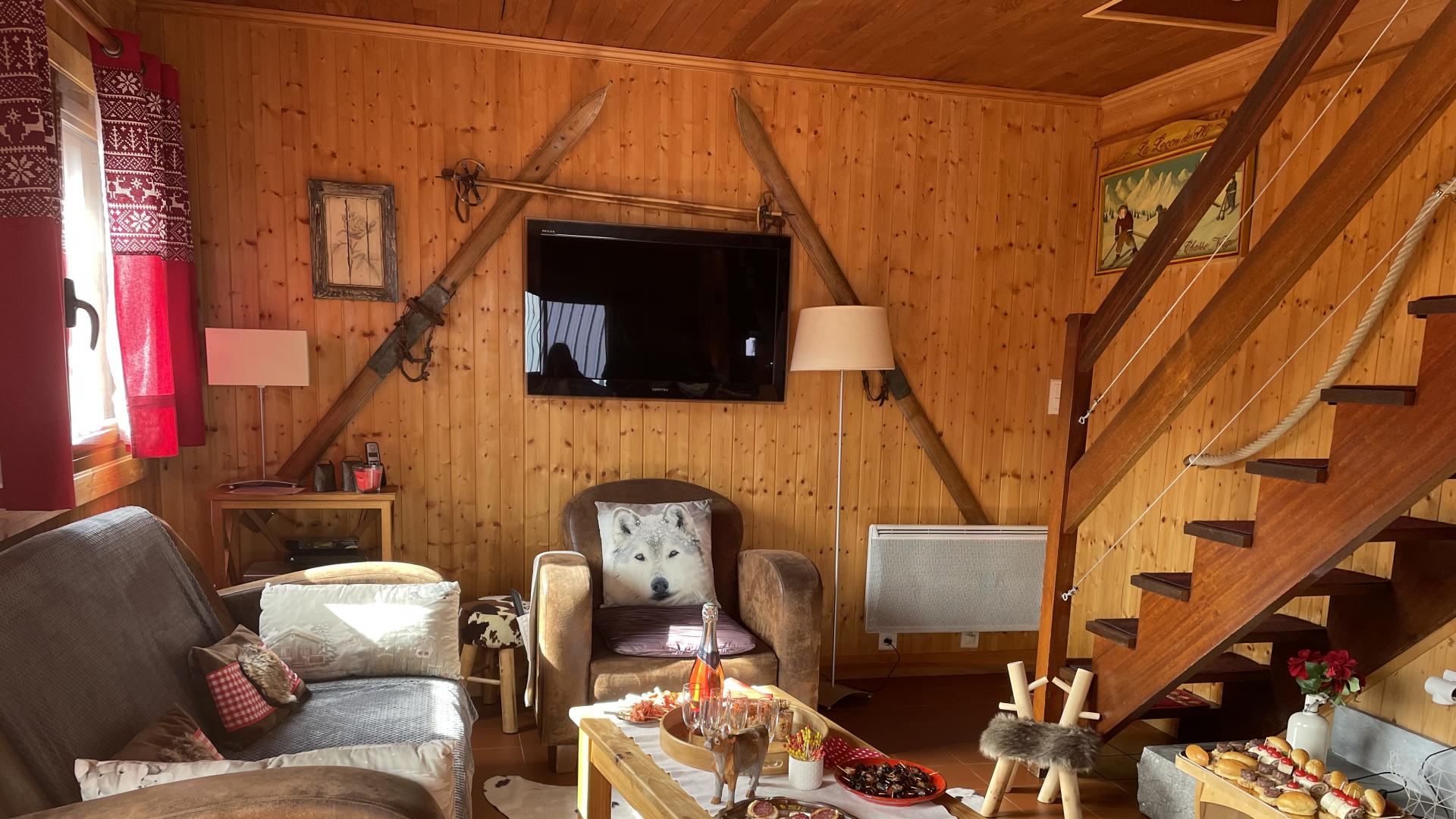 Interior de chalet de montaña con aperitivo