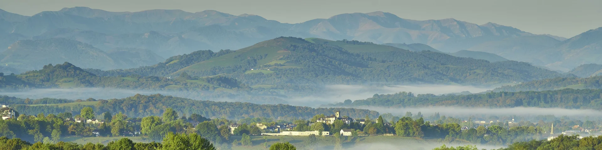 Diversité des paysages pour randonner en Pyrénées béarnaises entre vallées, piémont et montagnes