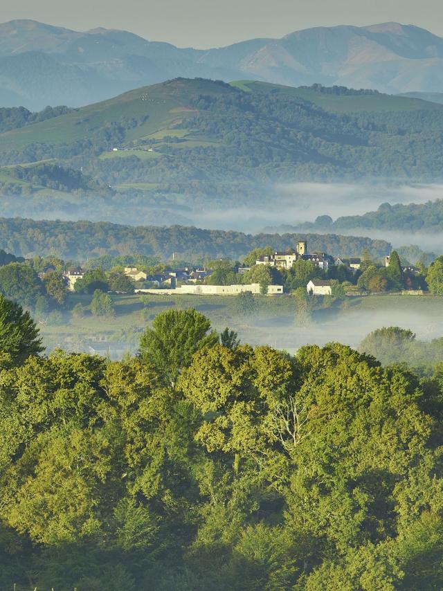 Diversité des paysages pour randonner en Pyrénées béarnaises entre vallées, piémont et montagnes