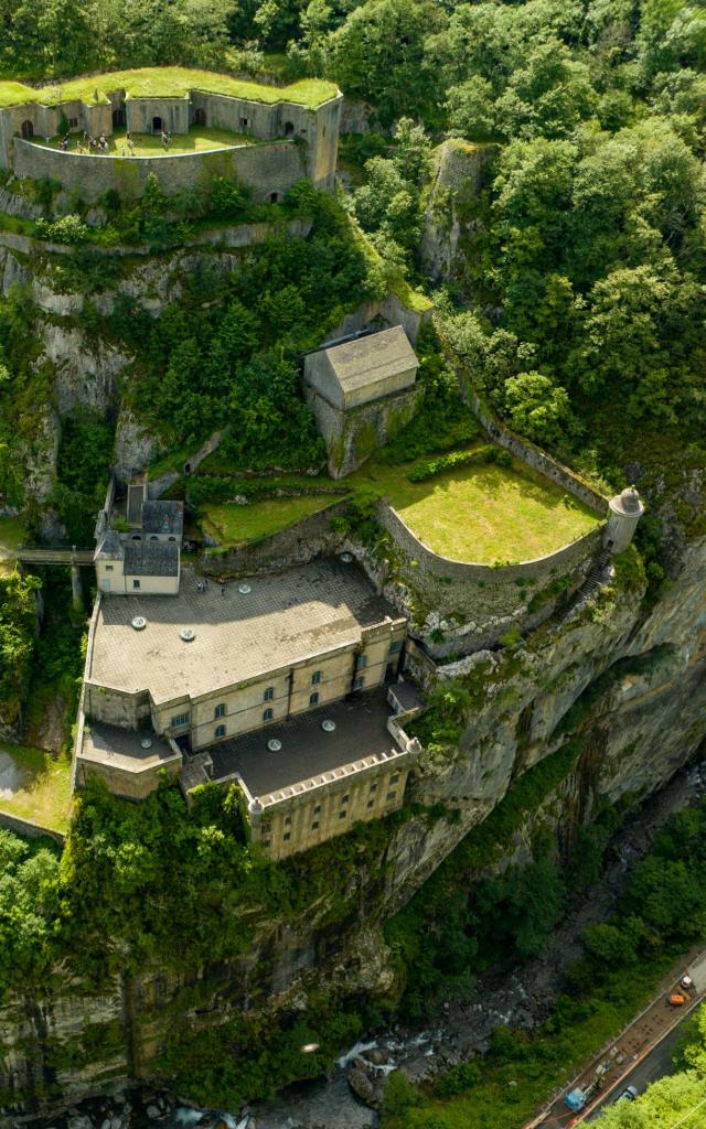Billetterie : visite du fort du Portalet et passage par la passerelle du Sescoué. Visites sur réservation auprès de l'Office de Tourisme du Haut Béarn
