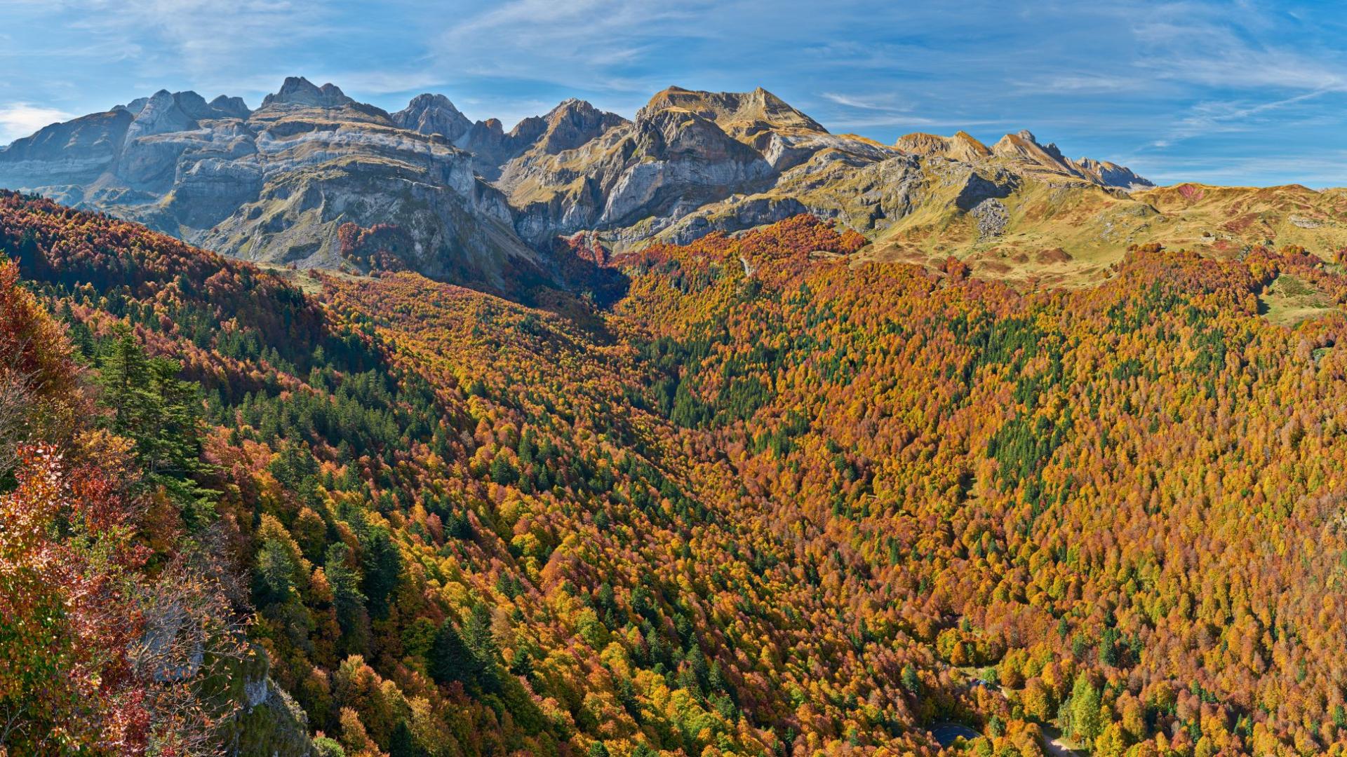 Les Pyrénées béarnaises s'habillent aux couleurs de l'automne pour randonner dans des paysages féériques du Béarn