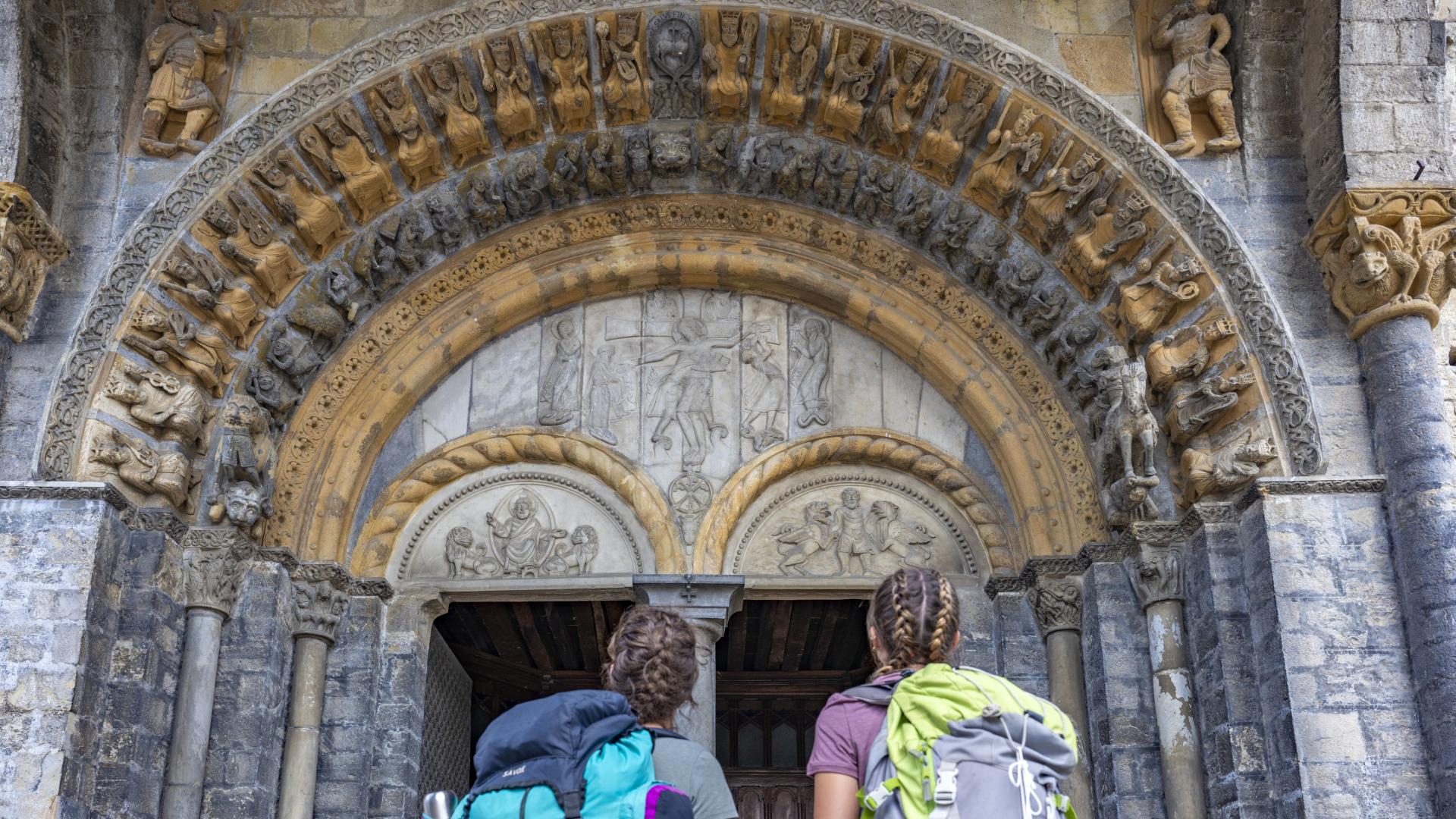 Découvrez le patrimoine d'Oloron Sainte-Marie et notamment le portail de la Cathédrale Sainte-Marie dans les Pyrénées béarnaises
