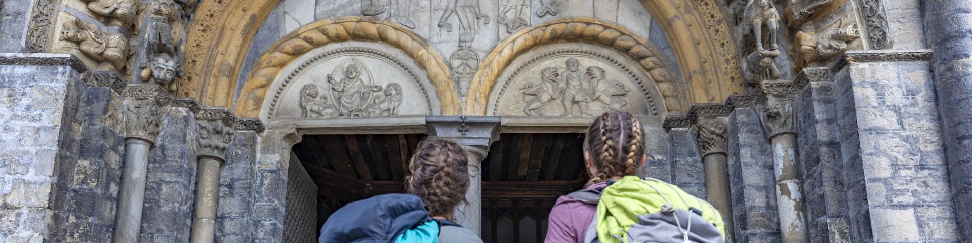Découvrez le patrimoine d'Oloron Sainte-Marie et notamment le portail de la Cathédrale Sainte-Marie dans les Pyrénées béarnaises