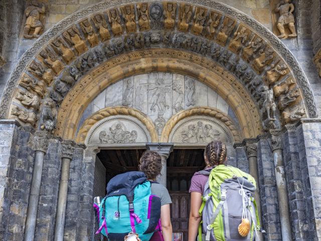Découvrez le patrimoine d'Oloron Sainte-Marie et notamment le portail de la Cathédrale Sainte-Marie dans les Pyrénées béarnaises