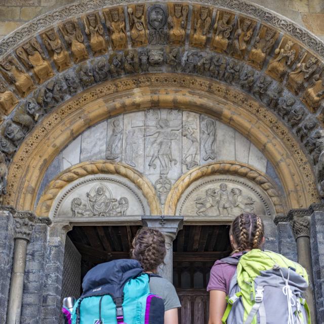 Découvrez le patrimoine d'Oloron Sainte-Marie et notamment le portail de la Cathédrale Sainte-Marie dans les Pyrénées béarnaises