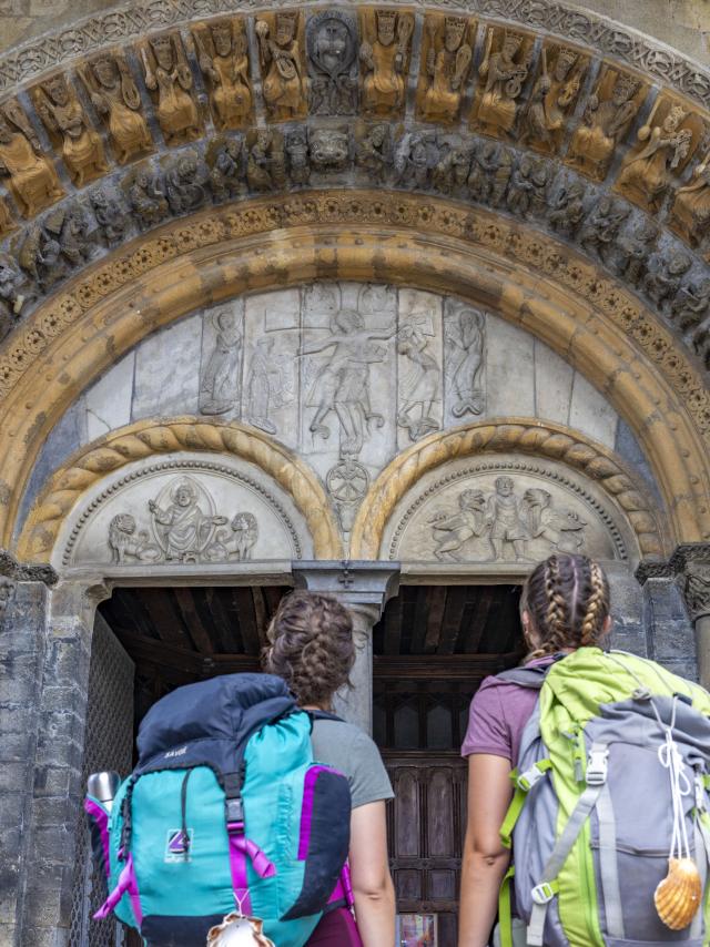 Découvrez le patrimoine d'Oloron Sainte-Marie et notamment le portail de la Cathédrale Sainte-Marie dans les Pyrénées béarnaises
