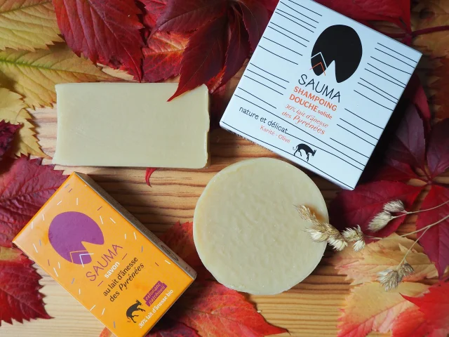 photo de savons artisanaux sur une table en bois avec des feuille d'automne
