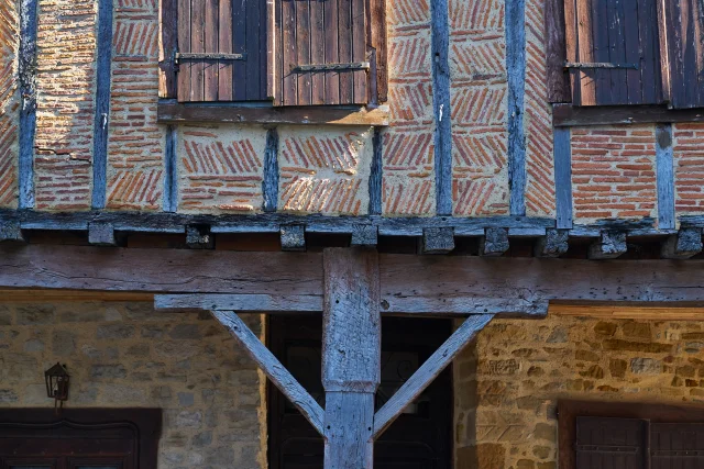 Maison à l'architecture médiévale dans le quartier Sainte-Croix à Oloron Sainte-Marie, Pyrénées béarnaises