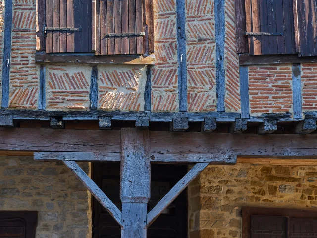Maison à l'architecture médiévale dans le quartier Sainte-Croix à Oloron Sainte-Marie, Pyrénées béarnaises