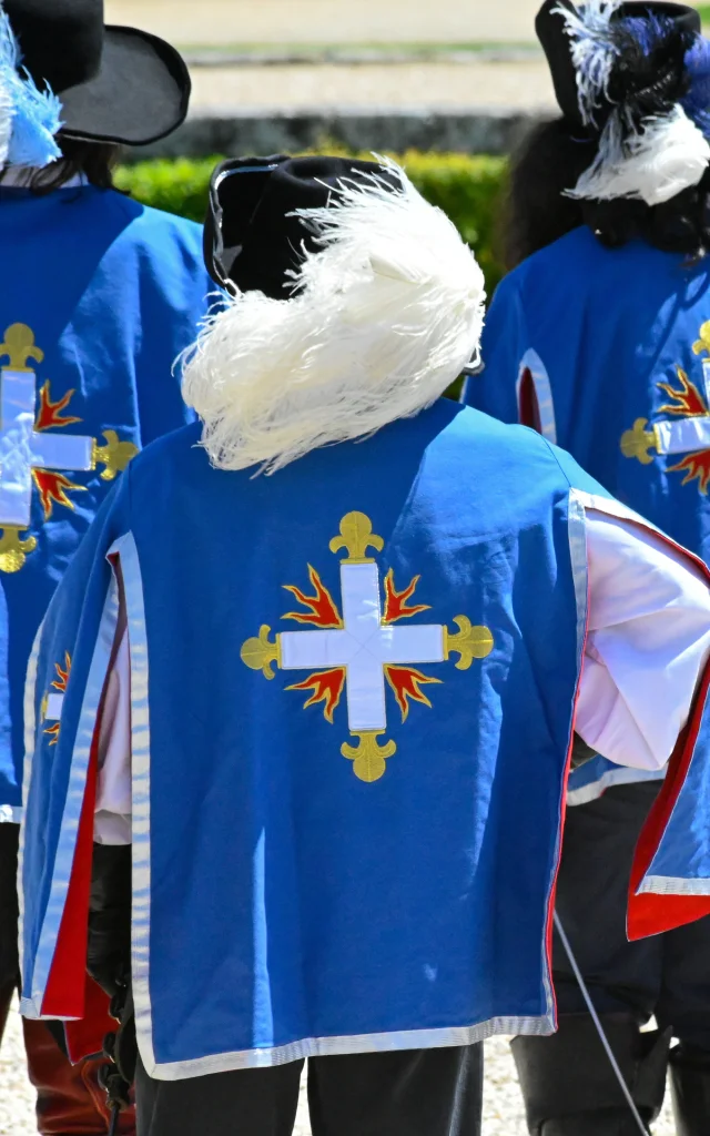 groupe de mousquetaires de dos