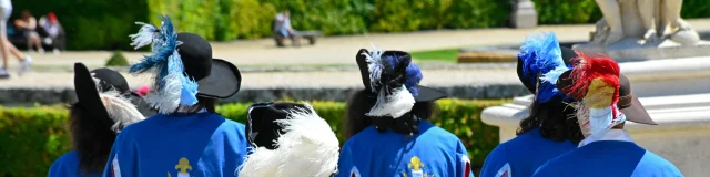 groupe de mousquetaires de dos