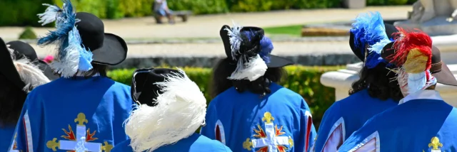groupe de mousquetaires de dos