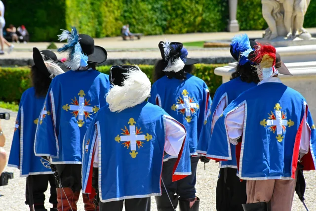 groupe de mousquetaires de dos