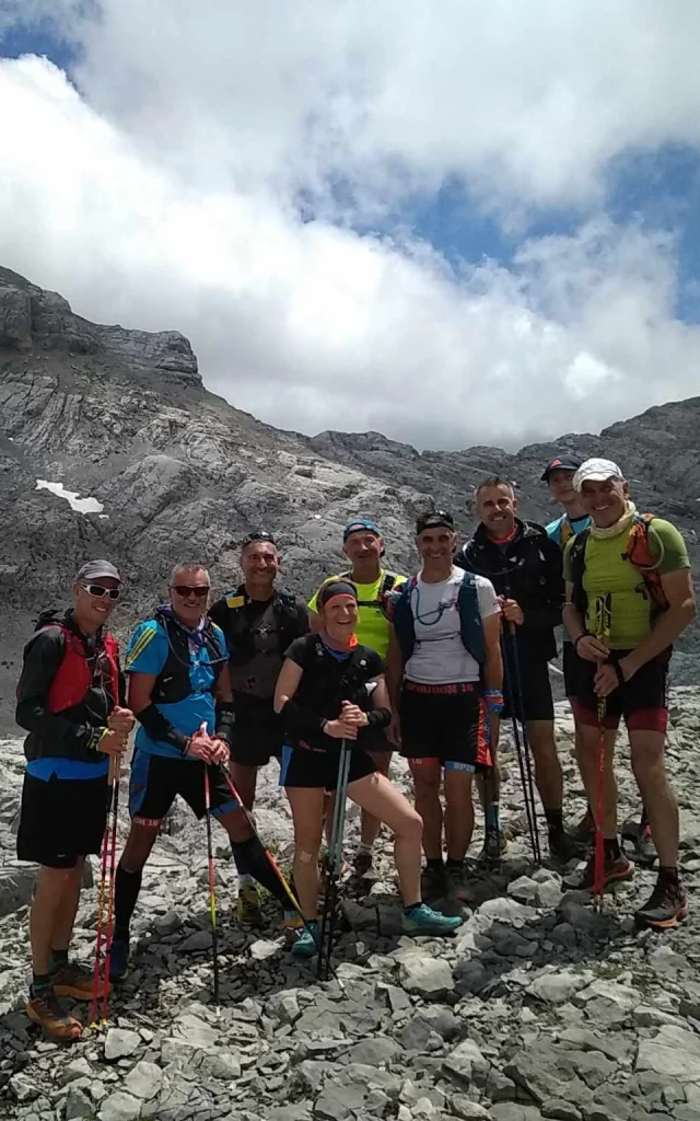 Randonneurs Au Pied Du Pic Danie