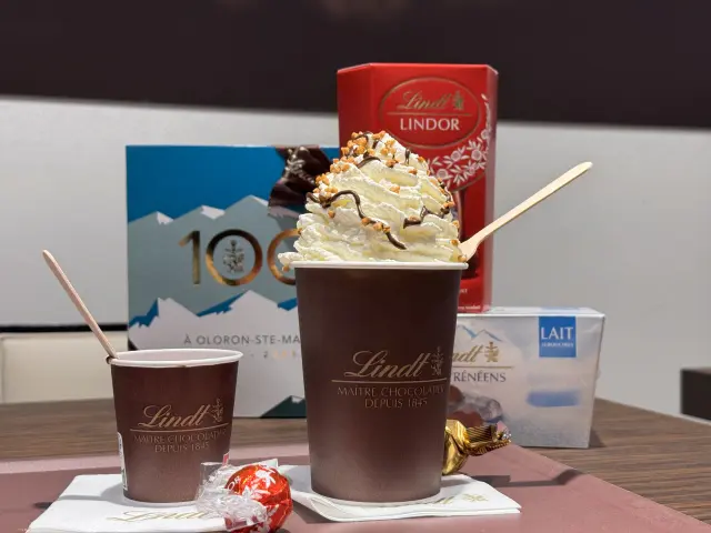 Visite du seul magasin d'usine en France de Lindt & Sprüngli à Oloron Sainte-Marie