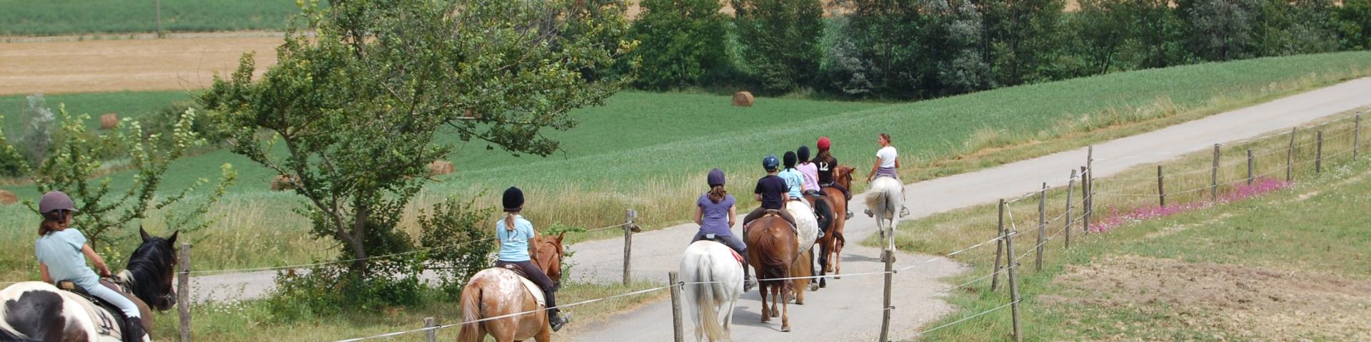 cavaliers sur un sentier
