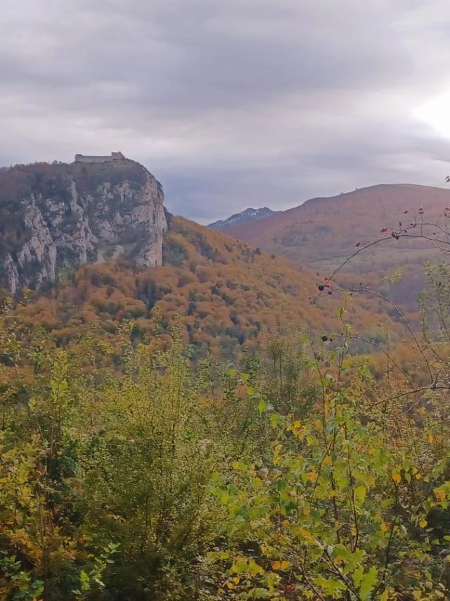 Vue du château de Montségur en automne depuis la croix de Morenci