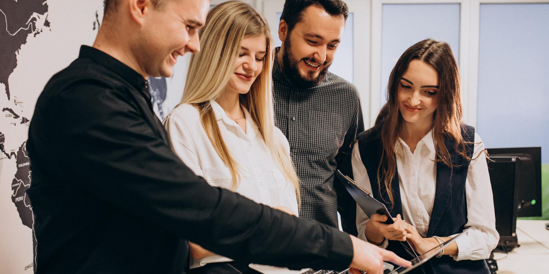 Collaborateurs qui discutent