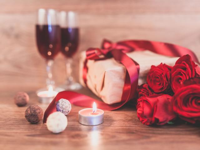 Regalo de Mesa Rosas de Madera Lazo Rojo