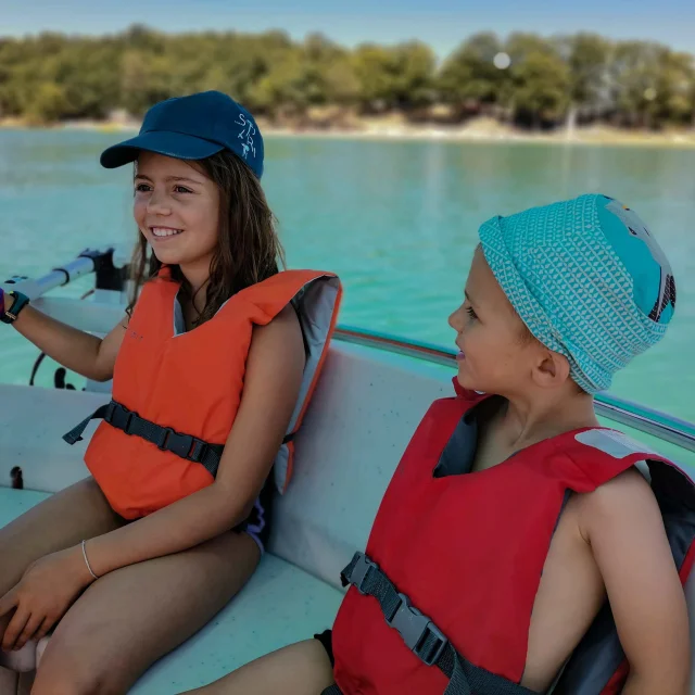 2 enfants à bord d'un bateau sur le lac de Montbel