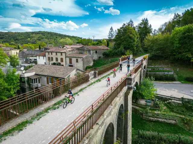 Passage sur un pont en VTT sur la voie verte des Pyrénées Cathares