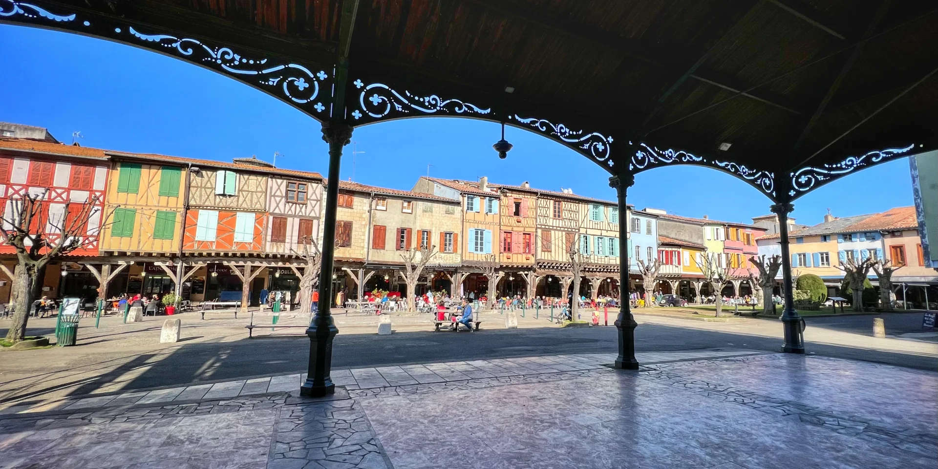 Vue des maisons de Mirepoix depuis la halle du marché